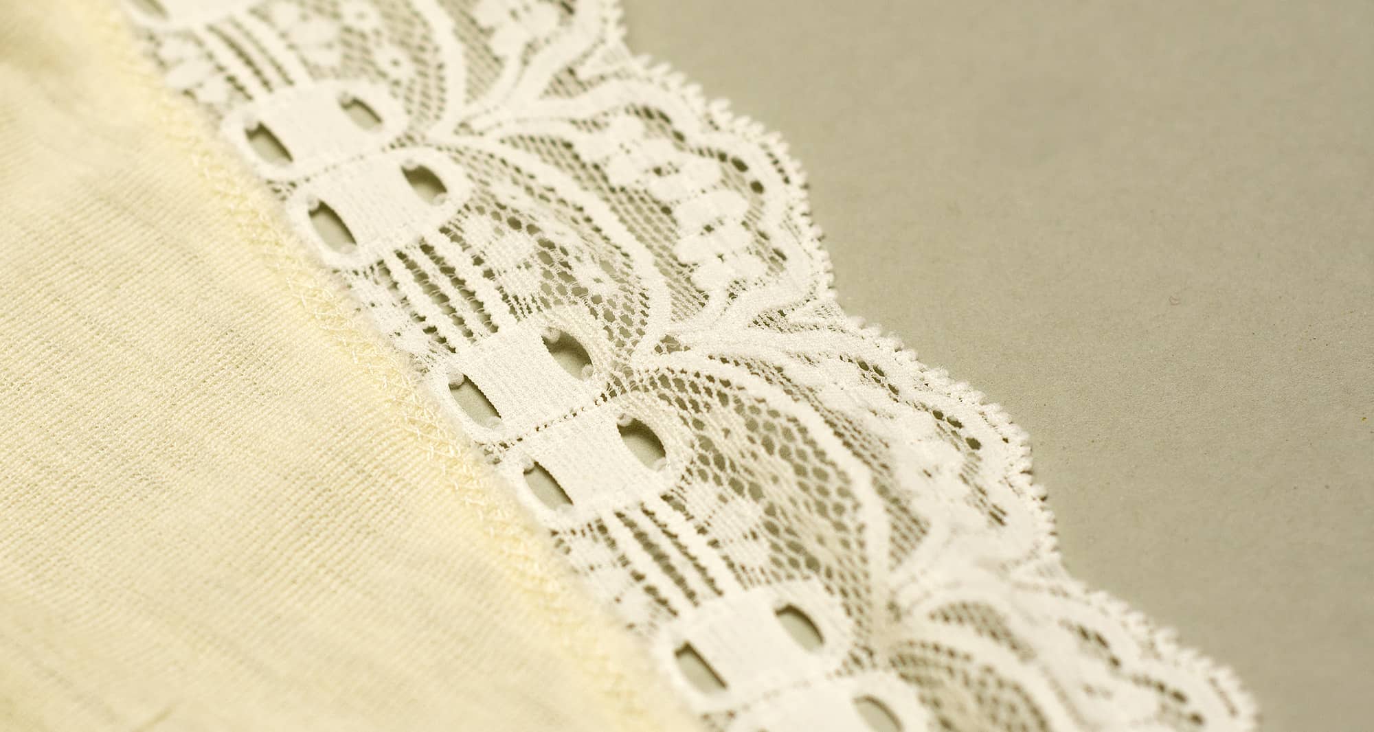 3 ways to attach stretch lace on knit fabrics The Last Stitch