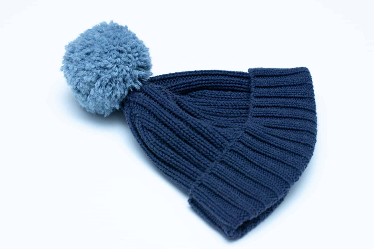 Diligence Donau en Tutorial: How to make a quick pom-pom for a knit hat