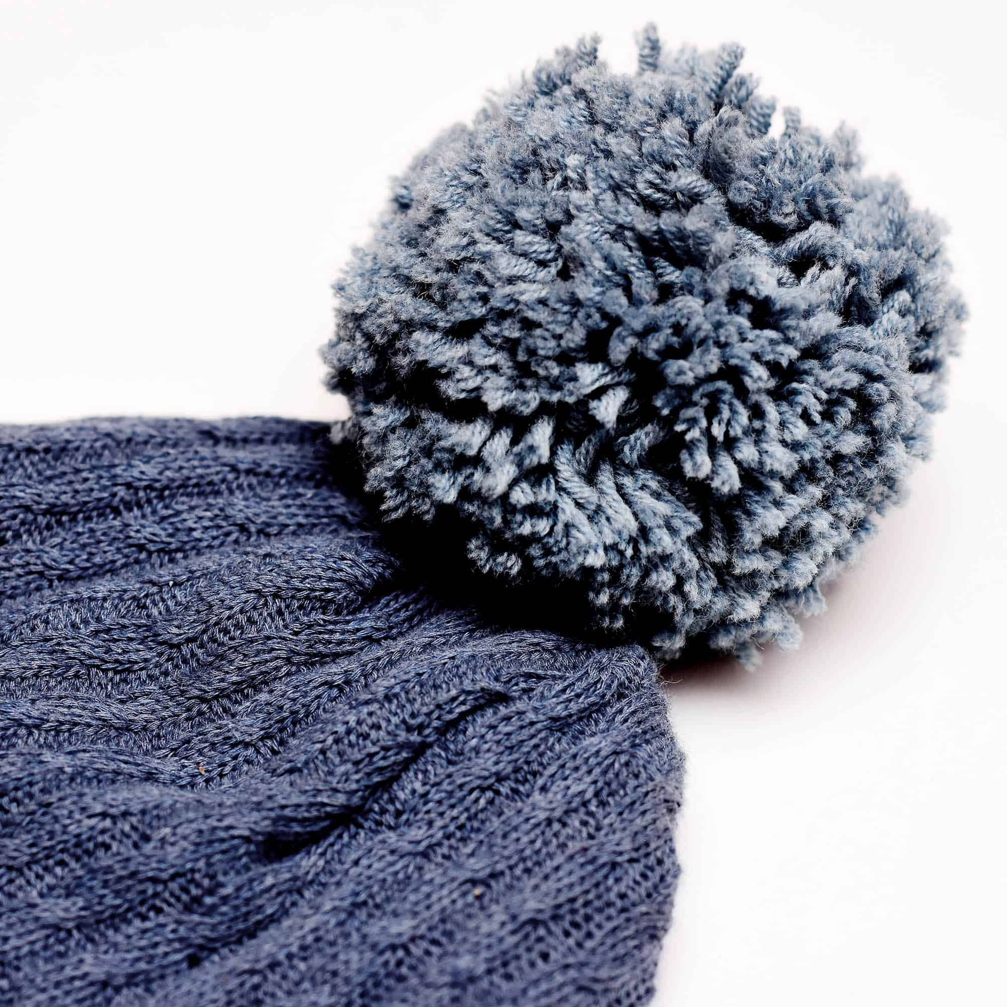 Tutorial How to make a quick pompom for a knit hat