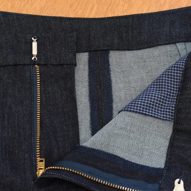 My new pants up-close 👀 I used an old shirt for the pocket lining. And the reason the waistband looks nice is because I hand-basted it before stitching in the ditch 🙃
Another trick is that I finish the waistband ends by folding them in and then slip-stitching them to close the edges. Creates sharp degree corners 👌🏻  By the way, the pattern is from @burda_style 08-2017-113C It's a petite pattern BTW, so great for us who are height challenged 😊  #handmadewardrobe #burdastyle #sewingtips #sewingtechniques